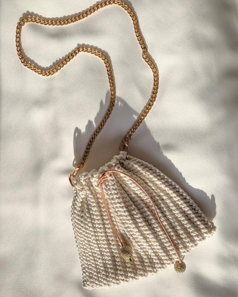 Bolso tejido a mano en crochet con hilo de hilo de algodón y poliéster reciclado.